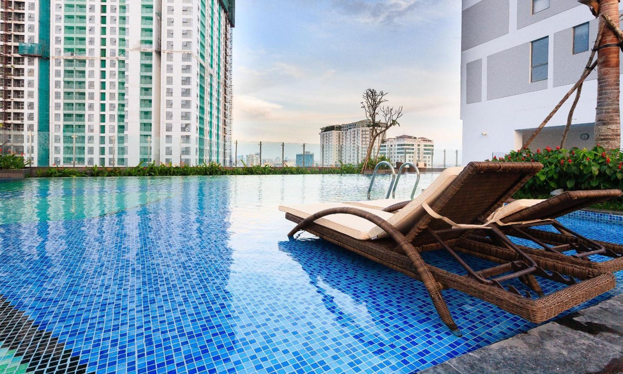 Henry - Rivergate Infinity Pool Apartment