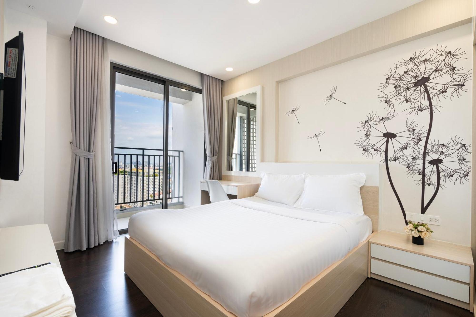Henry - Rivergate Infinity Pool Apartment *