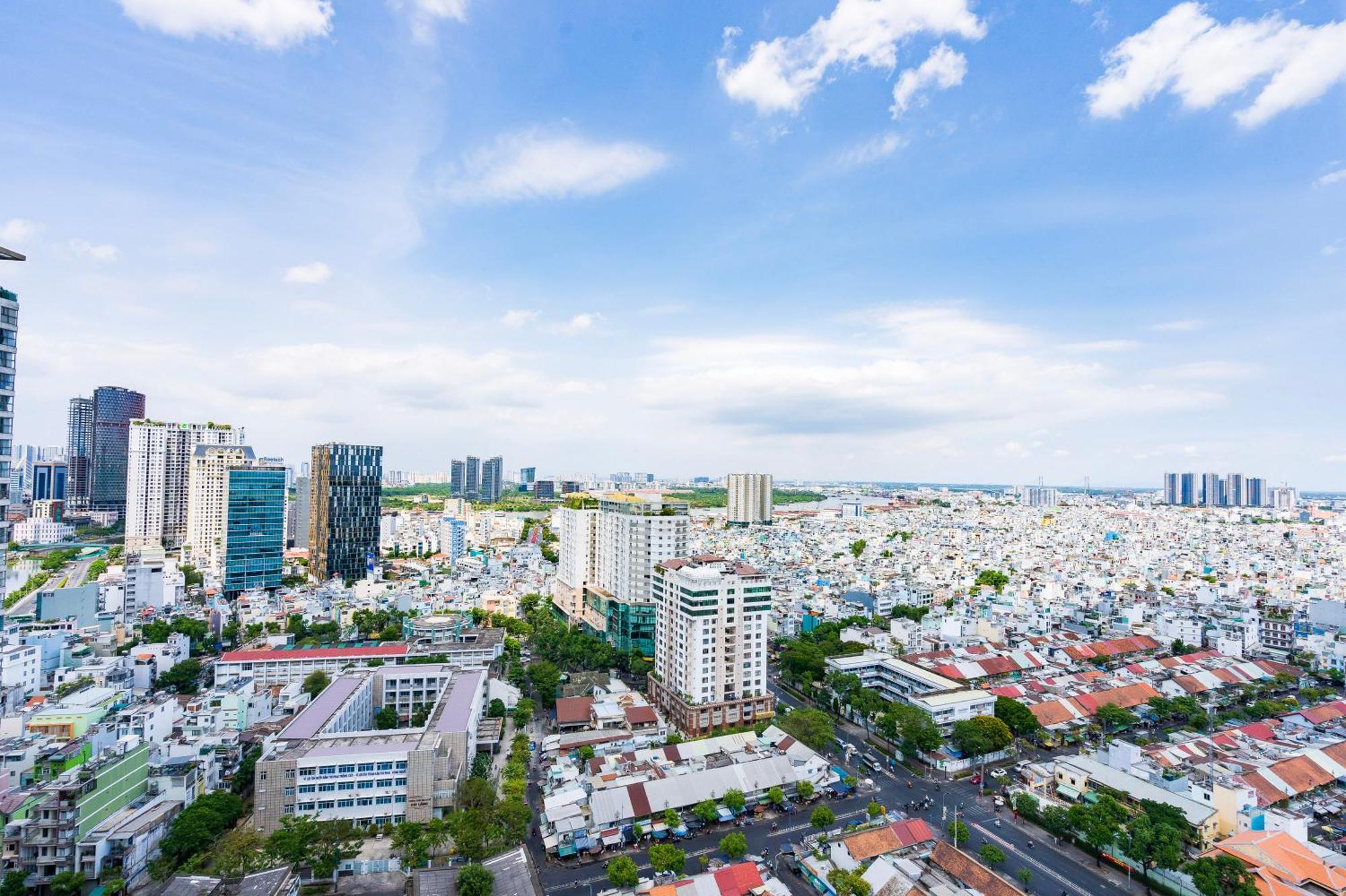 Henry - Rivergate Infinity Pool * Ho Chi Minh City