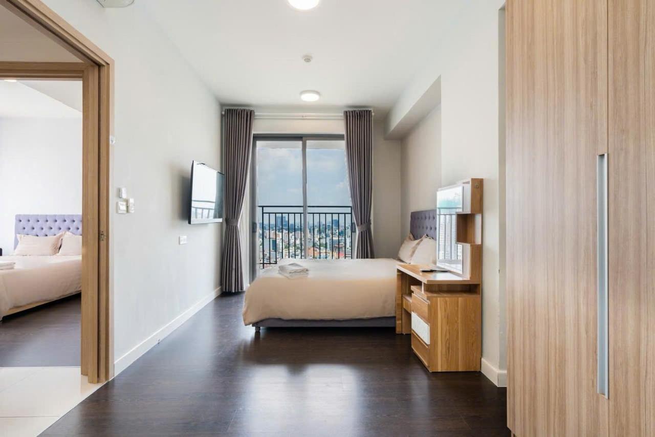 Henry - Rivergate Infinity Pool Apartment