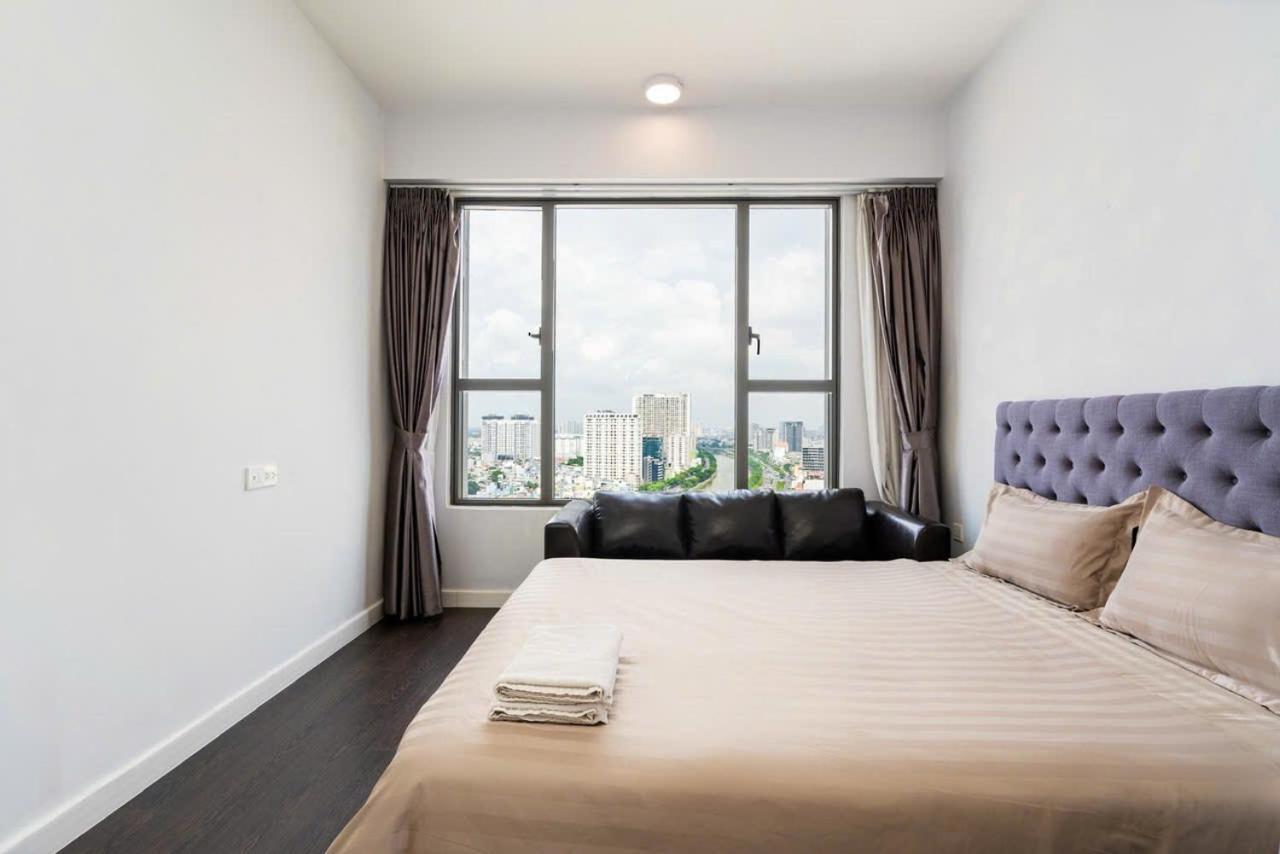 Henry - Rivergate Infinity Pool Apartment
